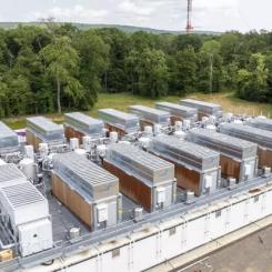 Kylanläggningar på taket till det modulära datacentret där JUPITER är placerad. Bild: Forschungszentrum Jülich / Sascha Kreklau