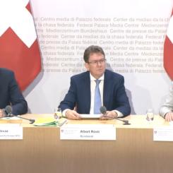 Energiminister Albert Rösti (i mitten) diskuterade beslutet att häva förbudet vid en presskonferens Foto: Schweiziska Förbundsrådet.