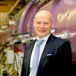 – Jag ser fram emot att arbeta med våra internationella partners och forskare för att fortsätta driva den vetenskapliga utvecklingen framåt. GSI och FAIR har länge varit centrum för banbrytande forskning, och FAIR:s nya acceleratorsystem kommer att utvidga möjligheterna för global forskning, säger Thomas Nilsson. Foto: GSI