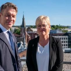 Energieminister Terje Aasland och Kristin Halvorsen, som leder den nya kommittén Foto: Norges Energidepartement, kredit: Arvid Samland,