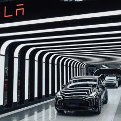 Inne i en av Elon Musks Tesla-fabriker. Om Trumps planer genomförs kan det bli ett bakslag för biltillverkare, inklusive de tyska bolag som verkar i USA. Redan under Joe Bidens regering infördes protektionistiska åtgärder genom Inflation Reduction Act, vilket begränsade tillgången till ekonomiska incitament för elbilar. Foto: TESLA