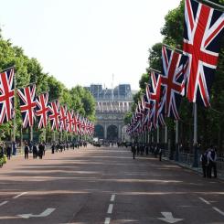 Flaggor i London. I sitt förslag vill Labour vända utvecklingen genom att på tio år bygga 100 gigawatt ny elkapacitet. Foto: Creative Commons Lic. (pixabay)