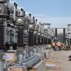 IVTs är skyddade från den intensiva plasmavärmen genom ett silverglänsande lager av 1 104 block av tungsten, metallen med den högsta smältpunkten på 3 400 grader Celsius. Dessa block är noggrant arrangerade i åtta rader för att jämnt fördela belastningen. För att mäta de snäva utrymmena mellan blocken användes en precisionslaser, kallad "Gap Gun", för att säkerställa korrekt placering. Foto: ITER