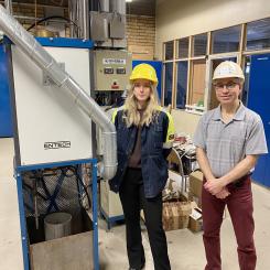Towa Eriksson, Uppsala universitet och Lars-Olov Nordberg, Swerim framför den testrigg där fluidiseringsförsöken med vätgas ska genomföras. Foto: Swerim.