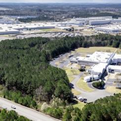Mercedes-Benz tecknar ett avtal med Steel Dynamics, Inc. (SDI) om att leverera mer än 50 000 ton CO₂-reducerat stål årligen till sin bilfabrik i Tuscaloosa, Alabama, vilket markerar ytterligare en avgörande milstolpe i avkolningen av dess globala stålförsörjningskedja. Foto: Mercedes Benz Group