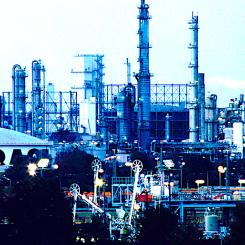 Världens största sammanhängande kemifabrik BASF i tyska Ludwigshafen. Foto: Wikipedia Common,	Kredit: Gerd W. Zinke,