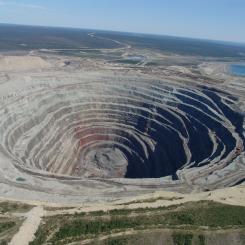 En av världens största diamantgruvor. Foto: Stepanovas (Stapanov Alexander)/Wikimedia Commons