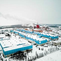 Fabriken i Uleåborg ingår i Stora Ensos Packaging Materials-division och producerar förpackningskartong, säckpapper och oblekt barrträmassa av färskfiber. Fabriksintegratet på Nuottasaari omfattar en mottagningsplats för virkespartier, cellulosafabriken, en kraftliner-linje och hamnfunktioner. Foto: Stora Enso