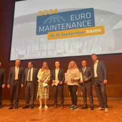 Camilla Munther (fjärde från vänster) mottar priset för Europas bästa avhandling. Foto: Rise