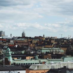 Ekonomiska aktiviteter i Sverige är i hög grad koncentrerade till storstadslänen, där Stockholms län ensamt bidrar med knappt 31 procent av BNP. Foto: Haut Risque/Unsplash