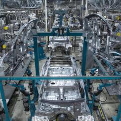 Trots stoppet i bilproduktionen fortsätter dock Valmet Automotives batteriproduktion. Situationen uppstod efter att strejker i hamnarna förhindrat leverans av nödvändiga delar till fabriken. Foto: Valmet