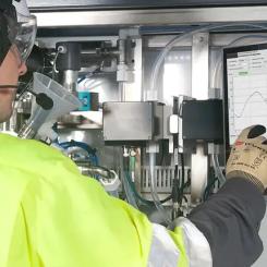 Valmet lanserar en ny generation av sin Wet End Analyzer – ett analysinstrument för att förbättra processtabiliteten i pappers-, kartong- och mjukpappersproduktion. Foto: Valmet.