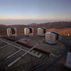 Paranal-observatoriet, som byggts och drivs av ESO, invigdes 1999 på en höjd av 2 600 meter mitt i Atacamaöknen, en idealisk plats för astronomiska observationer på grund av dess torra klimat, dess höjd och frånvaron av moln och regn. Foto: ESO/Wikimedia Commons