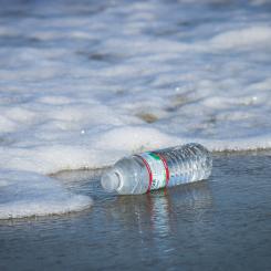 Naturskyddsföreningens syn på plastavtalet är bland annat att avtalet måste reglera plasters kompletta livscykler – från design, tillverkning, konsumtion, återbruk och återvinning till avfallshantering. Foto: Brian Yurasits/Unsplash