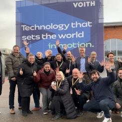 Voiths team i Heidenheim och Düren firar framgången och erkännandet i form av det tyska hållbarhetspriset för pressfilten Infinity +Green och det återvinningskoncept som ligger bakom produkten. Foto: Voith