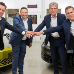 Företrädare för Volkswagen, PowerCo och Umicore vid bildandet av joint venture-bolaget. Foto: Volkswagen