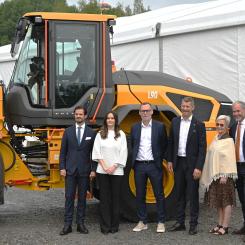 Fr. v. Prins Carl Philip, Prinsessan Sofia, Mikael Liljestrand, Melker Jernberg, Maria Andrén och Georg Andrén, landshövding i Värmland. Foto: Volvo CE
