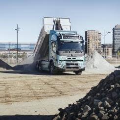 Den nya fjärrlastbilen, Volvo FH Aero Electric med e-axel, kan köra upp till 700 kilometer på en laddning tack vare e-axeln – en ny drivlineteknik som ger plats för mer batterikapacitet ombord. Foto: Volvo Trucks