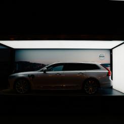 Framöver siktar Volvo Cars på att 90 till 100 procent av den globala försäljningsvolymen 2030 ska utgöras av elektrifierade bilar, vilket innebär en blandning av både helt eldrivna modeller och laddhybrider, det vill säga alla bilar som kan laddas med sladd. Foto: louis tricot/Unsplash