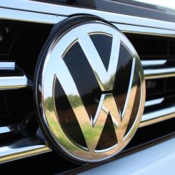 Volkswagen riskerar att drabbas av böter från EU för att företaget har överskred utsläppsgränser, då försäljningen av förbränningsmotorer fortfarande är stark. Företagets VD har bett om förståelse från EU-kommissionen angående denna problematik.Foto: Creative Commons Lic/Pixabay, kredit: renehesse