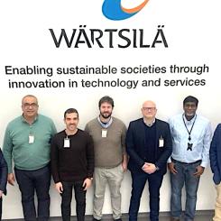 Avtalsundertecknarna från vänster till höger: Hakan Yildiz, Omar Naimi, Remi Gitsch, Pierre-Francois Simon, Cedric Fernandez, Sameer Poredi and Kaj Nordman. Foto kredit: APS