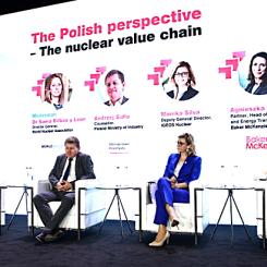 Paneldebatt vid senaste World Nuclear Supply Chain Conference i Warszawa.
-  Vi börjar vår kärnkraftsresa, men inte från noll. Vi har ännu ingen kärnkraft i vår energimix, men vi har många erfarna företag tack vare exportprojekt och internationellt samarbete, sade Andrzej Sidlo vid Polens näringsdepartement under konferensen i Warszawa. Foto: World Nuclear Association