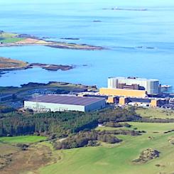 Tom Greatrex, VD för Nuclear Industry Association, betonar att Wylfa är en idealisk plats för stora kärnkraftsprojekt och att samhället väl känner till kärnkraft. Han poängterar också vikten av snabb framåtrörelse i projektet, som skulle innebära den största enskilda investeringen i Wales historia och en viktig del i strävan mot energisäkerhet och klimatmål. Bild: ONR
