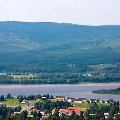 Naturvårdsföreningar beskrev projektet som en "uranbrytning i tomtens land", trots att gruvan primärt är tänkt att utvinna kobolt och guld. Finska Övertorneå centrum sett från Ainiovaara. Foto: Wikipedia Common, Kredit: str4nd